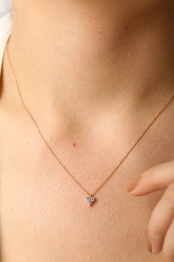 Altın makyajlı ve aksesuarlı model kız yüzü