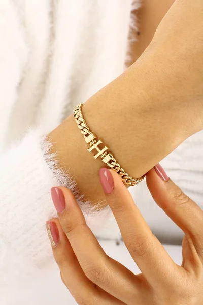 ファッションモデル 女性の手に金の宝石類を保持している黄金比の美しさ — ストック写真