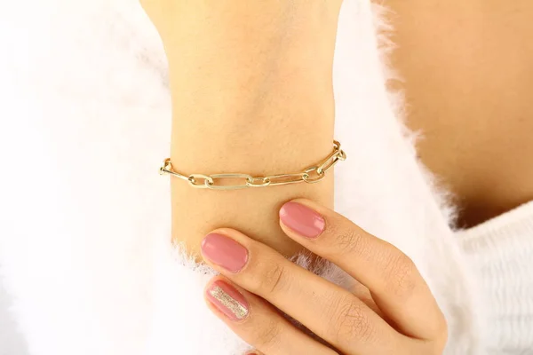 Modelo Moda Segurando Jóias Ouro Nas Mãos Mulher Beleza Dourada — Fotografia de Stock
