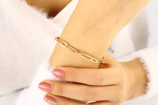 Modelo Moda Segurando Jóias Ouro Nas Mãos Mulher Beleza Dourada — Fotografia de Stock