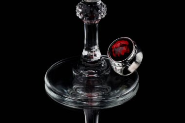 Zarif kırmızı şarap şişesi ve arka planda bir demet üzüm. 