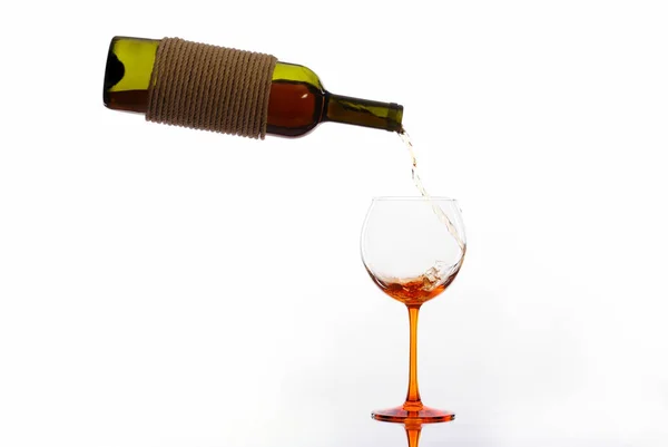 赤と白の背景のワインボトルとガラス — ストック写真