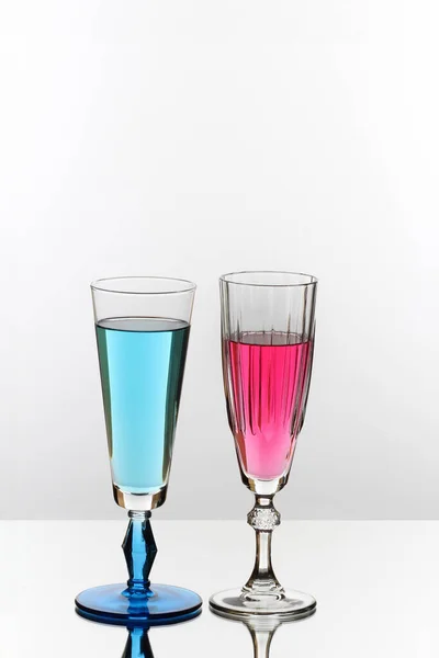 Дві Склянки Шампанського Білому Тлі — стокове фото