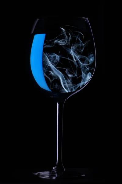 Елегантне Червоне Вино Скляна Пляшка Вина Групу Винограду Темному Тлі — стокове фото