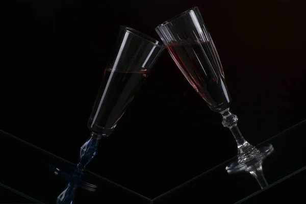 Elegante Botella Vino Copa Vino Tinto Racimo Uvas Fondo Oscuro — Foto de Stock