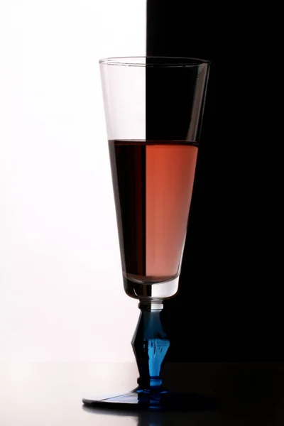 Elegante Rotweinflasche Und Traubenstrauß Vor Dunklem Hintergrund — Stockfoto