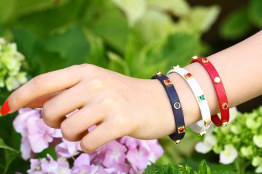 Günlük hayatta en çok satan dostluk eğitimi dostluk ve kadınlara her renkten şans bilezikleri. Doğada spor yaparken sürekli takılabilen yeşil bilezikler.