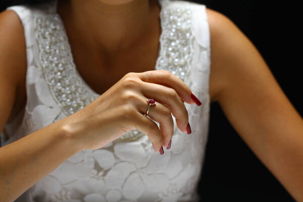 Элегантная женщина в белом мехе. Зимний модный портрет молодой красивой невесты с бриллиантовыми серьгами и ожерельем