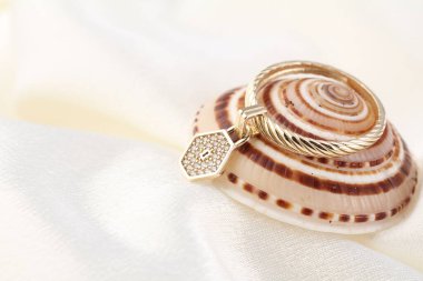 Beyaz arka planda altın alyanslar