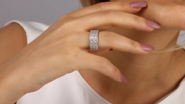 Zarif altın bijouterie 'li mücevher kutusu, yakın çekim manzaralı.