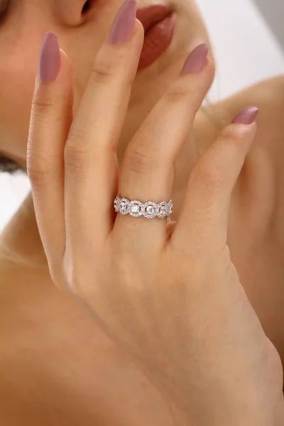 Mooi Meisje Met Sieraden Vrouw Met Ketting Ring Oorbellen Armband — Stockfoto