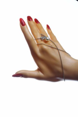 Sahra bileziği ve mücevherleri olan güzel bir kız. Kolyesi, yüzüğü, küpeleri ve bileziği olan bir kadın. Güzellik ve aksesuarlar.