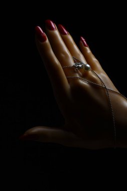 Sahra bileziği ve mücevherleri olan güzel bir kız. Kolyesi, yüzüğü, küpeleri ve bileziği olan bir kadın. Güzellik ve aksesuarlar.