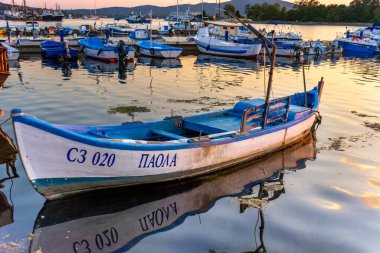 Gün batımında Sozopol 'daki iskelede balıkçı tekneleri