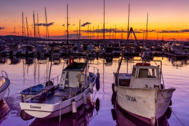 Güneş battıktan sonra Sozopol 'da yat limanı