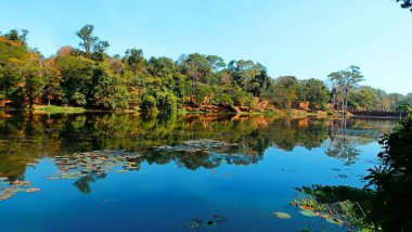 Angkor Wat tapınağı kompleksinin yanındaki gölde şafak vakti, Siem Reap, Kamboçya
