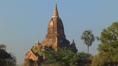 Pagan Krallığı üzerindeki günbatımı Bagan, Myanmar (Burma) yakınlarındaki harabelerdir.)