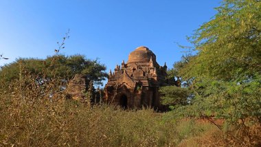 Pagan Krallığı üzerindeki günbatımı Bagan, Myanmar (Burma) yakınlarındaki harabelerdir.)