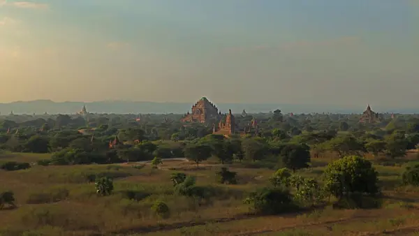 Pagan Krallığı üzerindeki günbatımı Bagan, Myanmar (Burma) yakınlarındaki harabelerdir.)
