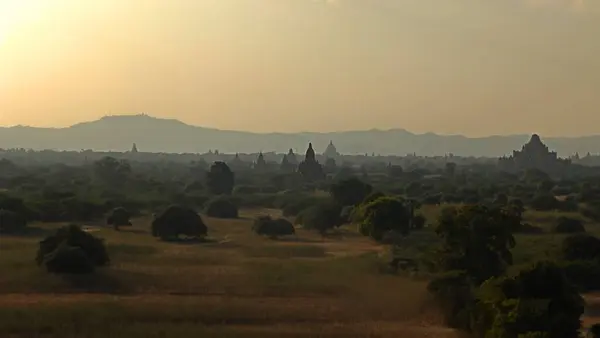 Pagan Krallığı üzerindeki günbatımı Bagan, Myanmar (Burma) yakınlarındaki harabelerdir.)