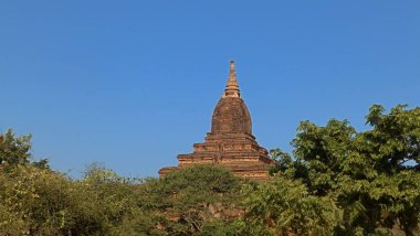 Buda heykeli parkta.