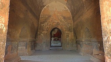 Şehirdeki terk edilmiş eski bina.