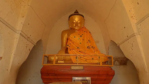 Buda heykeli mağarada.
