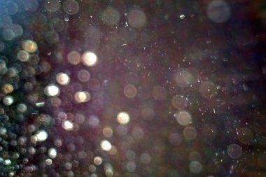 Pencere camına yağmur damlaları