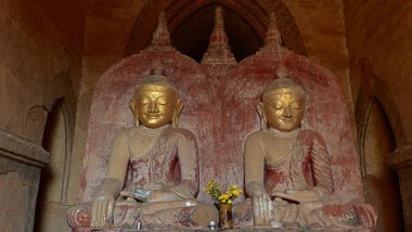 Myanmar şehrinde Budist tapınağı olan Bagan 'daki Buda heykeli.