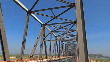 Şehirdeki nehir üzerindeki köprü.