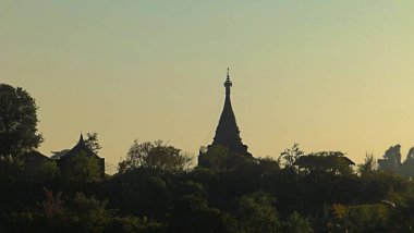 Mrauk-u 'daki eski tapınağı olan güzel bir manzara.