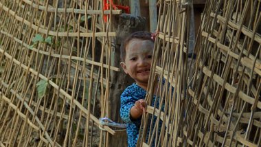 Mrauk-u 'da oturan küçük çocuk.