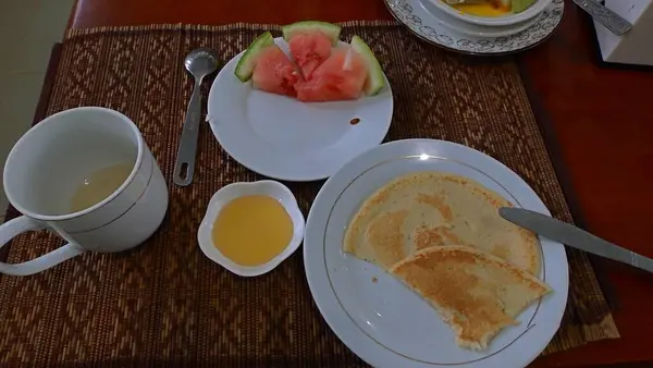 Kahve ve çayla kahvaltı.