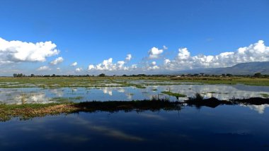 Dağlarda gölü olan güzel bir manzara.