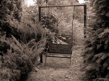 Siyah arka planı olan ahşap bir çit.