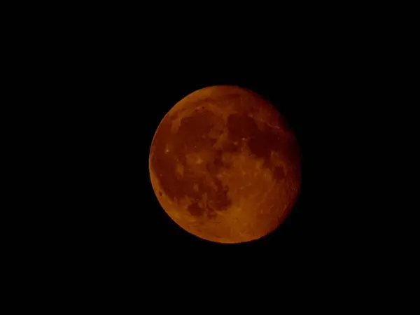 Gece gökyüzündeki ay