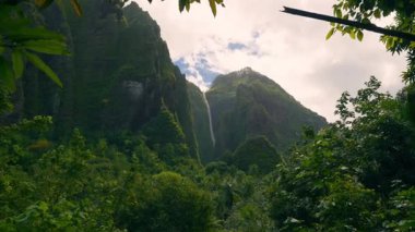 Dağları ve bulutları olan güzel bir manzara, Nuku Hiva 'daki şelale, Fransız Polinezyası' ndan.
