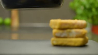 Balık kroket. Tavada balık pişirme işlemi, yakın plan. Fırında balık filetosu.
