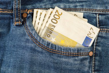 Kotun cebinde 200 Euro 'luk deste var. Para kotun ön cebinde. Yatırım, para, servet ve kar kavramı, eşuzay