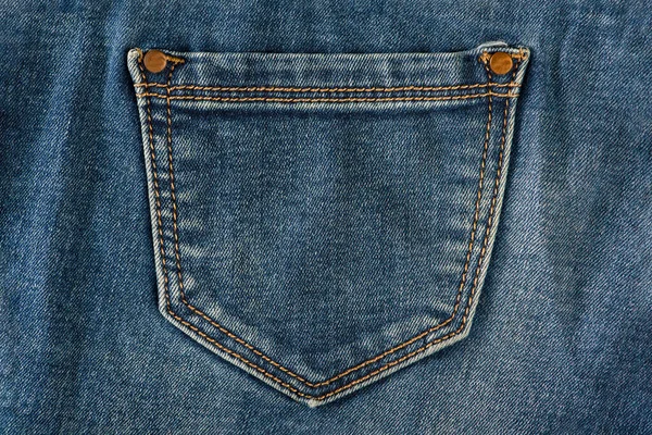 口袋里的旧牛仔裤 空的后兜里的旧蓝色牛仔裤特写 — 图库照片