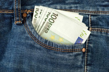 Kot pantolonun cebinde 100 Euro 'luk deste. Para kotun ön cebinde. Yatırım, para, servet ve kar kavramı, eşuzay