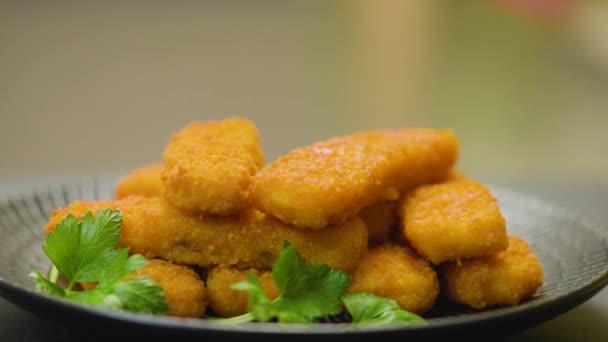 Balık Kroket Tüm Aile Üyeleri Sırayla Tabaktan Pişirilmiş Balık Çubuklarını — Stok video