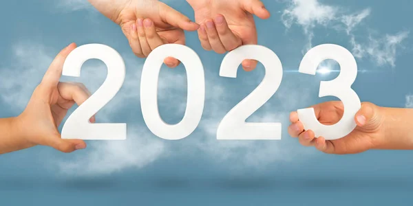 Αριθμοί Στα Χέρια Χέρια Κρατώντας Αριθμούς Πτυσσόμενα Στο Έτος 2023 — Φωτογραφία Αρχείου