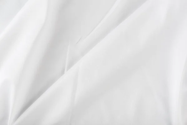 白いしわのある生地 大きな折り目のトップビューを持つ白い生地 オーバーレイテクスチャまたはデザインの場合 — ストック写真