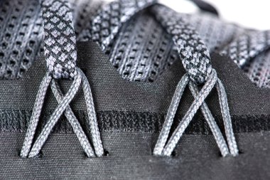 Spor ayakkabıları yakın plan. Gri ayakkabılı yeni spor ayakkabı bağcıkları, bağcıklı spor ayakkabılar, yakın çekim, üst manzara. Fitness için ağlı elastik bağcıklar. Spor ve aktif yaşam tarzı kavramı