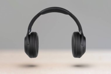 Hafif arka planda kulaklıklar. Kablosuz kulaklıklar siyah, kaliteli, reklam ve ürün kataloğu için.