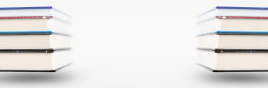 Bir yığın kitap, beyaz arka planda izole. Değişen kalınlıktaki bir yığın kitap düşer, gölge bırakır. Kitaplar beyaz bir arka planda izole edilmiş, havada asılı duruyor.