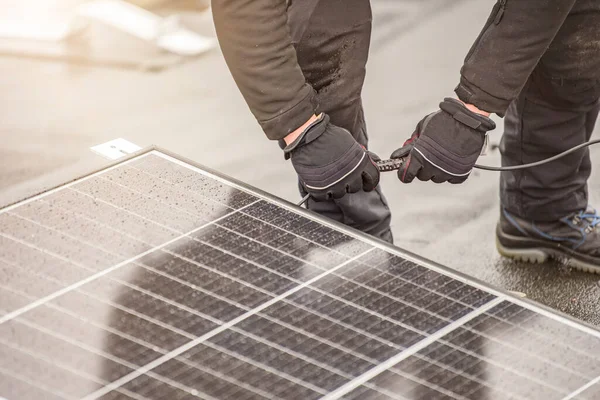 Güneş paneli kurucusu modülleri bir elektrik kablosu ya da priz kablosu kullanarak birbirine bağlar. Çatıdaki işler bağlanıyor, güneş panellerini kopyalama alanı ile güç şebekesine bağlıyor.