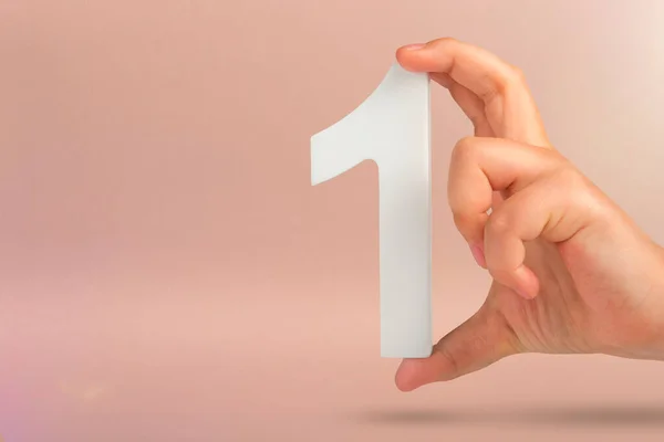 Nummer Eins Der Hand Eine Hand Hält Eine Weiße Zahl — Stockfoto