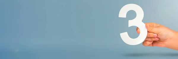Numara Hazır Mavi Arkaplanda Beyaz Numaralı Ele Tutuşma Kopya Alanı — Stok fotoğraf